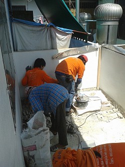 ซ่อมพื้นระเบียงรั่วหลังบ้านและปรับน้ำหนักพื้นให้เบาลง