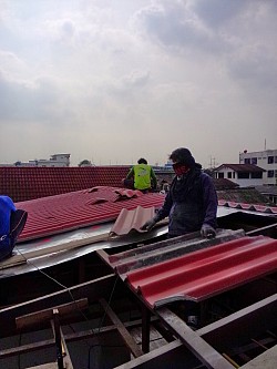 เปลี่ยนมุงกระเบื้องหลังคาใหม่
